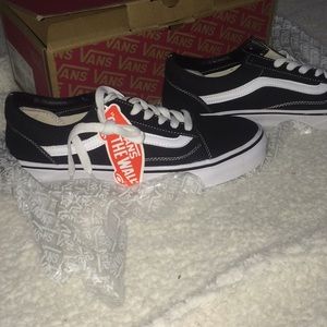Vans old skool; back and white!